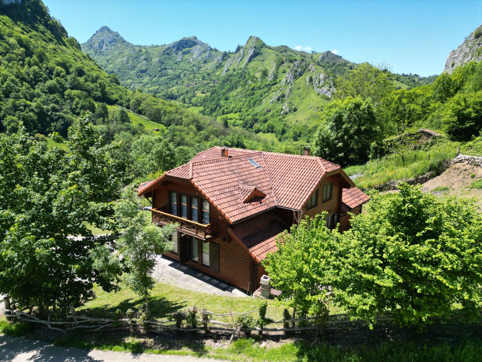 Casa Fomermeya en el valle, con las montañas de Redes al fondo