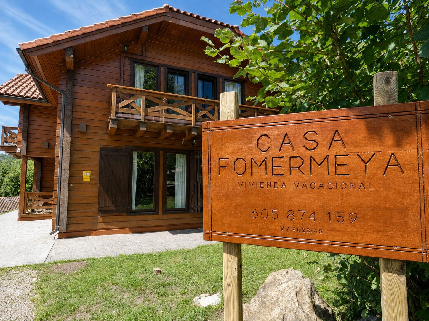 Casa Fomermeya's front, with the house sign at the entrance
